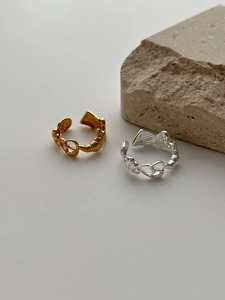 Détail des bagues en argent sterling S925 vintage avec poinçon S925 à l'intérieur