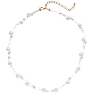 Élégant collier de perles blanches double couche avec billes dorées sur fond blanc