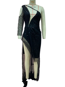 Makroaufnahme der schwarzen Paillettenspitze und Schlitzdetail am eleganten Abendkleid