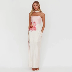 Détail d'une robe maxi en satin élégante avec imprimé floral rose et tour de cou assorti