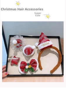 Détail d'accessoires de Noël en peluche avec mini chapeaux et pinces à nœuds festifs