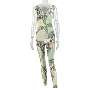 Details eines rückenfreien Jumpsuits mit geometrischem Wirbelmuster in Grün und Braun