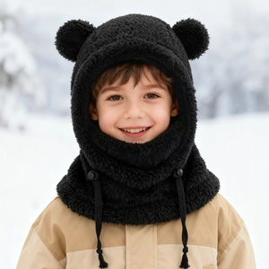 Détail du bonnet d'hiver noir en peluche avec oreilles d'ours et cache-cou intégré enfant
