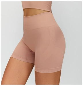 Détails du short de yoga sans couture taille haute avec effet galbant et texture respirante