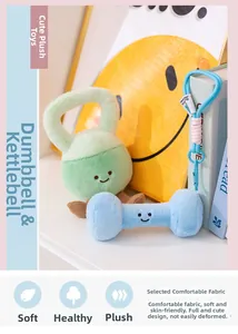 Dettaglio di peluche a forma di manubrio e kettlebell con faccine ricamate