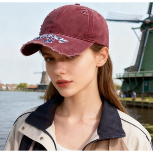 Gros plan d'une casquette baseball vintage avec broderie, portée par un mannequin