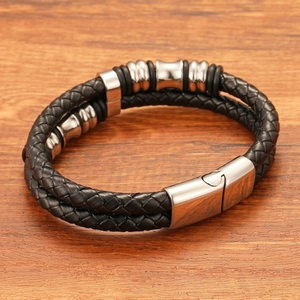 Nahaufnahme von schwarzem geflochtenem Lederarmband für Herren mit Magnetschließe aus Stahl