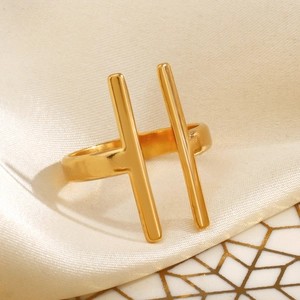 Minimalistischer offener Ring aus vergoldetem Edelstahl auf elegantem Seidenstoff