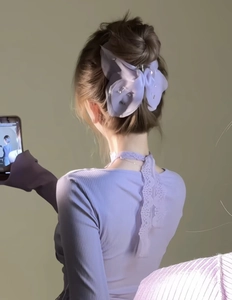 Detail einer violetten Organza-Schmetterlingsspange mit Perlen für elegantes Haar