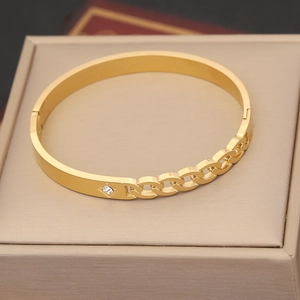 Dettaglio del bracciale dorato in acciaio inossidabile con zirconia su scatola regalo