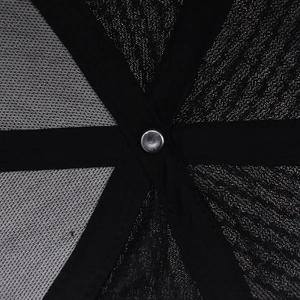 Vista macro dell'interno di un cappellino con tessuto mesh e cuciture rinforzate