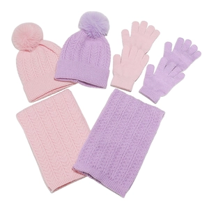 Zopfstrick-Set für Kinder mit Bommelmützen, Schals und Handschuhen in Rosa und Lila für den Winter