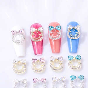 Charmants nœuds et smileys pour nail art avec strass en cristal sur fond blanc lumineux