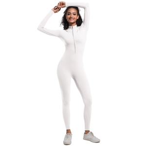 Détail d'une combinaison de yoga blanche extensible avec demi-zip frontal et coupe ajustée