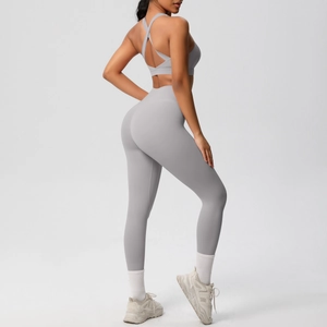 Detalle de los leggings de yoga de talle alto y sujetador deportivo de espalda cruzada