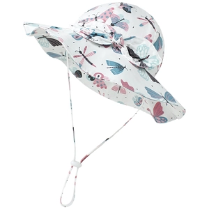 Details eines Baby-Sonnenhutes mit Blumen-Schmetterlingsdruck, breiter Krempe und Band