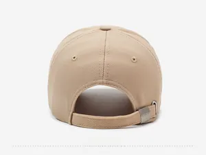Détail de la boucle métallique réglable et de la sangle à l'arrière de la casquette kaki
