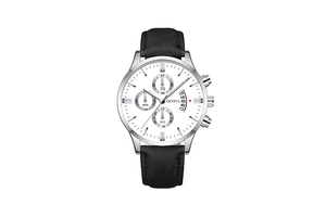 Gros plan du cadran blanc avec date et boîtier en argent poli de cette montre homme