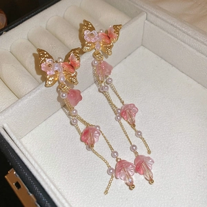 Elegantes pendientes largos de flores de resina rosa y mariposa dorada, aguja de plata