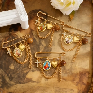 Spille vintage dorate con croci religiose, ciondoli a cuore e catene per donna