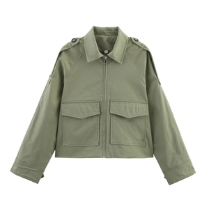 Veste courte style trench vert armée pour femme en coton sergé avec revers et manches longues