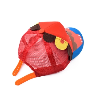 Détail de la casquette baseball enfant avec mesh rouge respirant et oreilles d'animaux