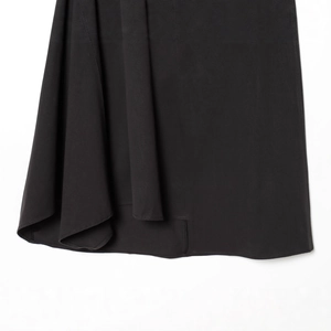Schwarzer Damen Midirock mit asymmetrischem Saum und fein strukturierten Falten