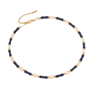 Collana stile bambù con perle bianche e chiusura dorata su sfondo bianco puro
