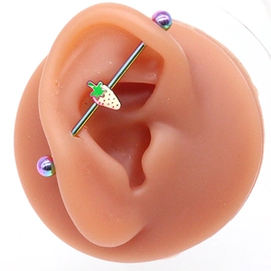 Piercing industriel avec pendentif fraise et billes violettes irisées en acier