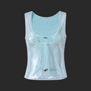 Détail d'un haut bleu à paillettes avec découpe et pendentif en forme de cœur discret