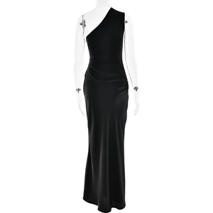 Détail d'une élégante robe longue en satin noir à une épaule avec des fronces latérales
