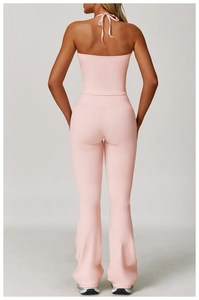 Vue arrière du débardeur de yoga rose dos nu et du pantalon évasé avec détail noué