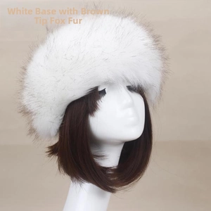 Vue détaillée du bandeau épais en fausse fourrure de renard blanc à pointes brunes d'hiver