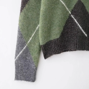 Pull chic en maille à losanges col V vert et gris avec poignets côtelés et texture douce