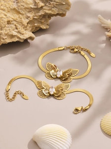 Detail of 18k gold plated stainless steel snake chain bracelets with zircon butterfly charm