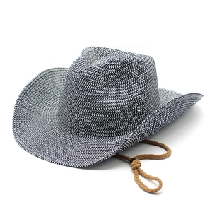 Détail d'un chapeau de cowboy tissé bleu et blanc avec texture et mentonnière