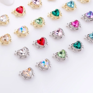 Assortiment de breloques à ongles en cristal en forme de cœur avec bases en métal