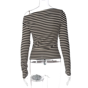 Vue détaillée du dos d'un t-shirt à manches longues ajusté avec rayures et col asymétrique