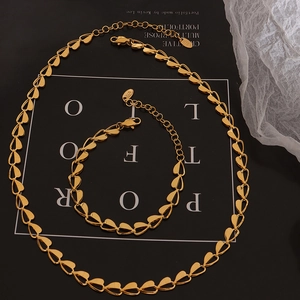 Elegantes Set aus 18K vergoldeter Halskette und Armband mit hohlen herzförmigen Gliedern