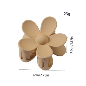Dimensions de la pince à cheveux fleur mate indiquant 7 cm de long et 3,5 cm de haut