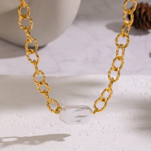 Collier en acier inoxydable plaqué or 18 carats avec pendentif perle blanche texturé