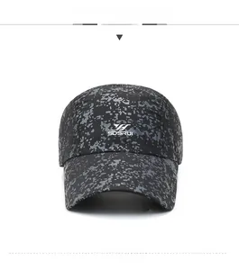 Détail de la casquette de baseball camouflage gris foncé avec logo SDSRUI et tissu respirant
