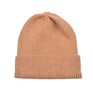 Detailed view of the brown thick-knit ribbed beanie with a classic cuffed hem design