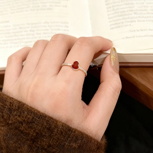 Bague ouverte élégante plaquée or 18k avec breloque rouge et pierres fines