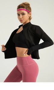 Détail du legging de yoga rose à taille haute avec texture sans couture et coupe ajustée