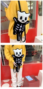 Detalle del bolso de peluche de calavera con correas ajustables mostrado en uso
