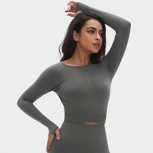 Détail du haut de yoga gris foncé sans couture avec des poignets à passe-pouce