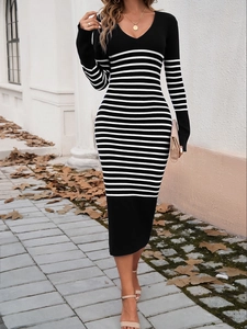 Texture de maille détaillée et motif rayé de cette robe ajustée à manches longues et col V