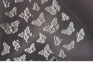 Vue détaillée d'autocollants 5D pour ongles papillon argenté avec textures en relief fin