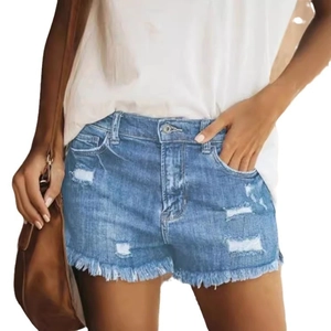 Damen Denim-Shorts in Slim-Fit mit Rissen und ausgefranstem Saum auf weißem Hintergrund